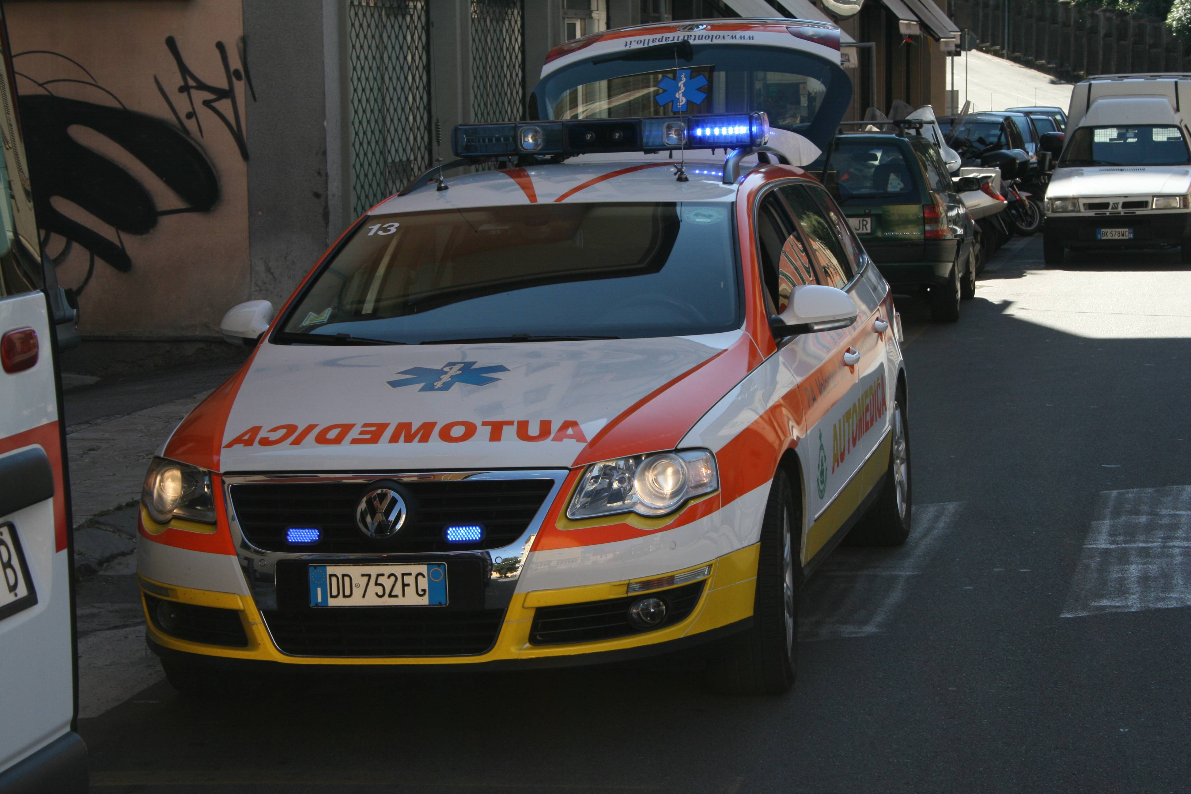 Cade da una fascia, 73enne in elicottero al San Martino