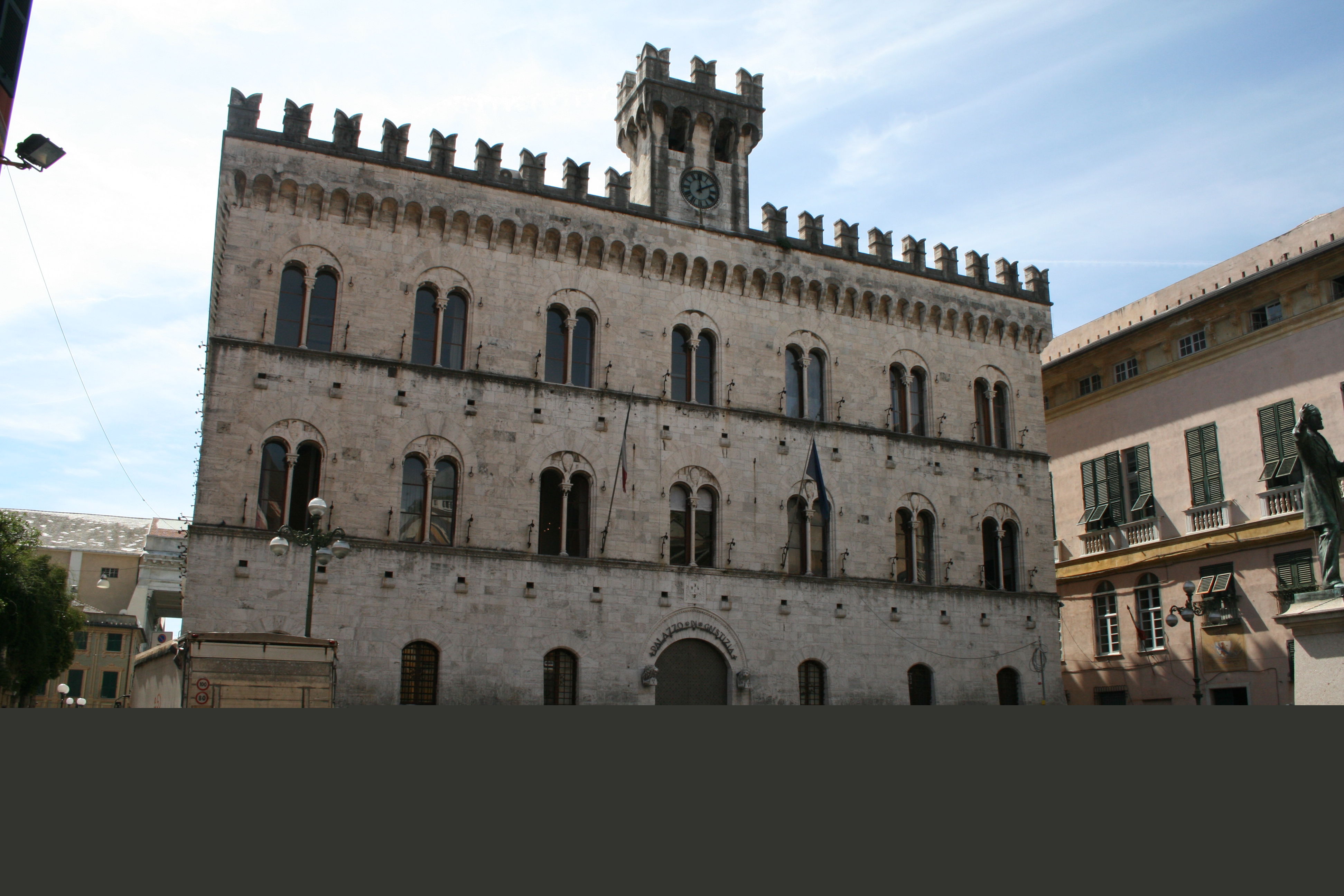 Trovata in possesso di mezzo chilo di hashish, arresto convalidato Trovata in possesso di mezzo chilo di hashish, arresto convalidato