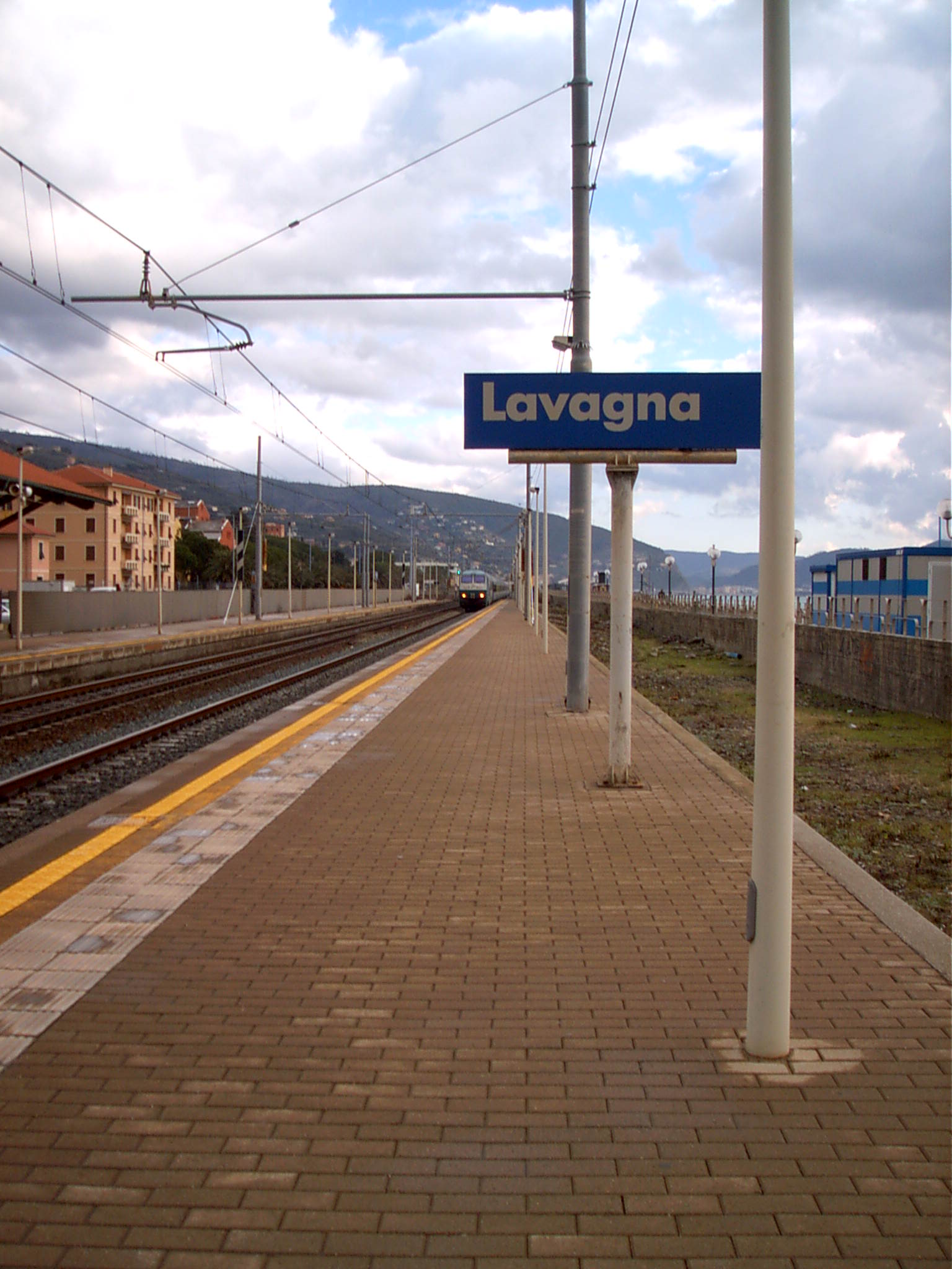 Uomo di 41 anni muore sotto ad un treno a Lavagna Uomo di 41 anni muore sotto ad un treno a Lavagna