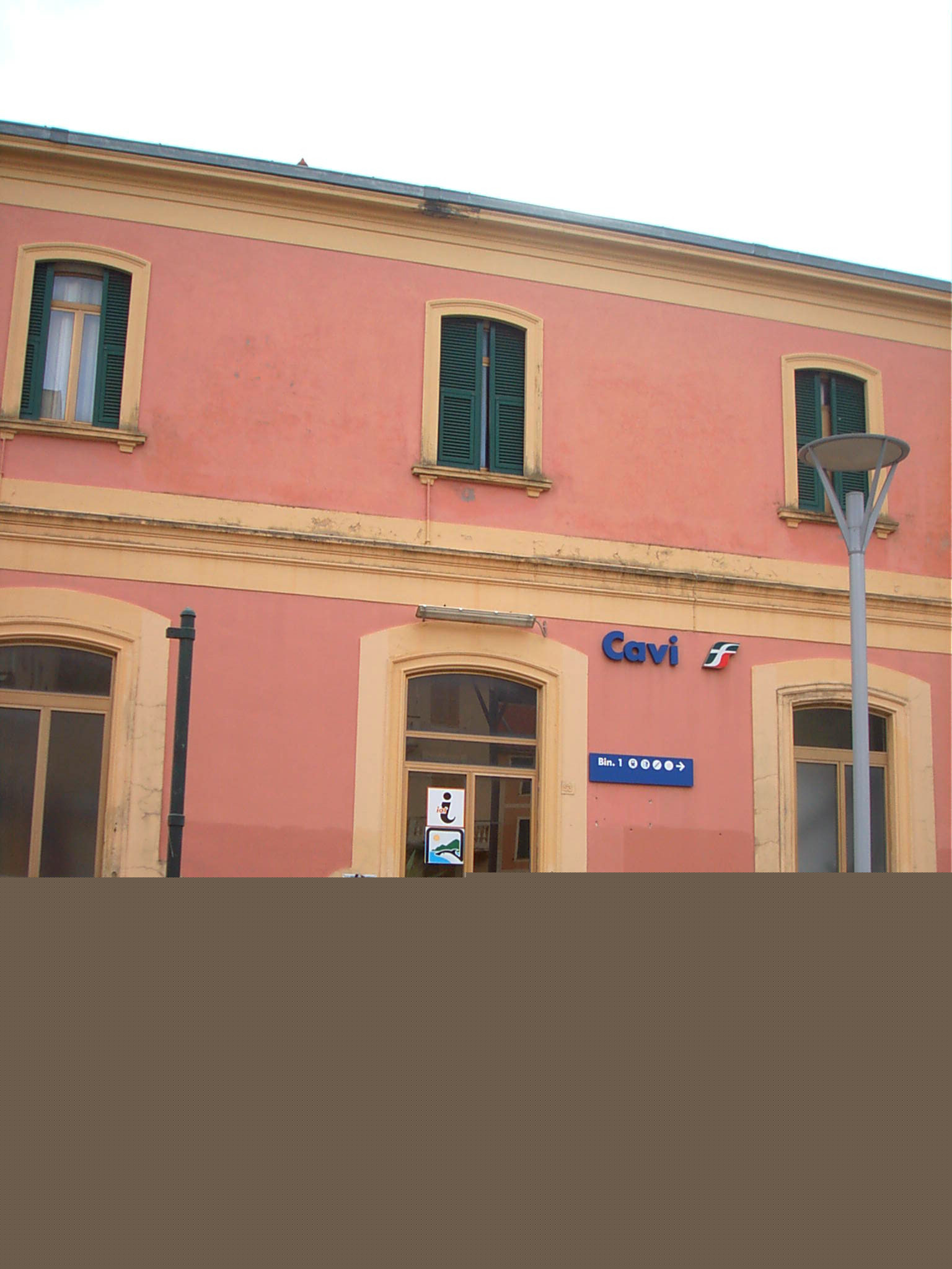 Degrado della stazione di Cavi, botta e risposta in consiglio regionale Degrado della stazione di Cavi, botta e risposta in consiglio regionale