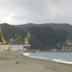 gru fincantieri spiaggia riva