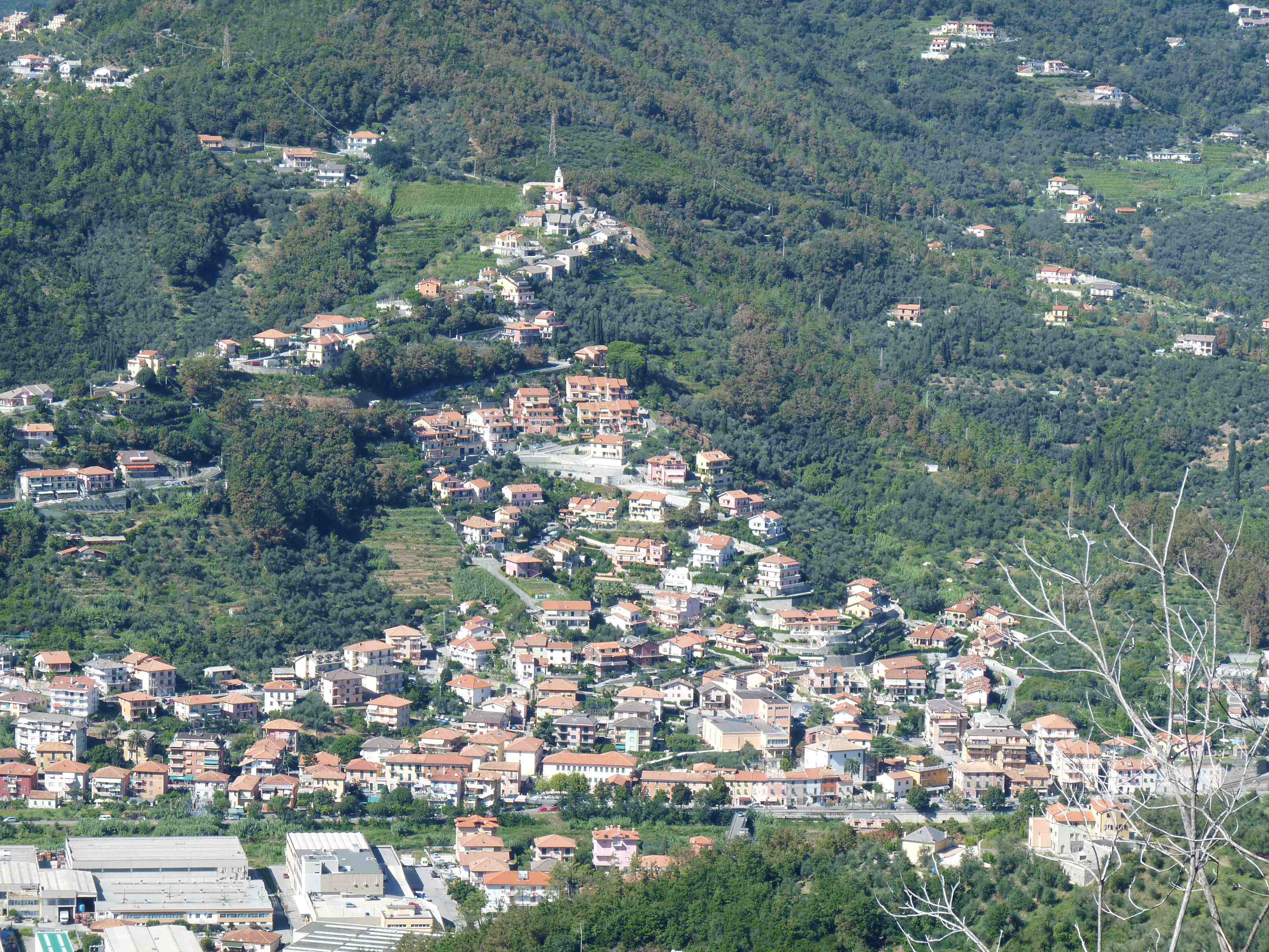 Il paese di Casarza Ligure, in Val Petronio.