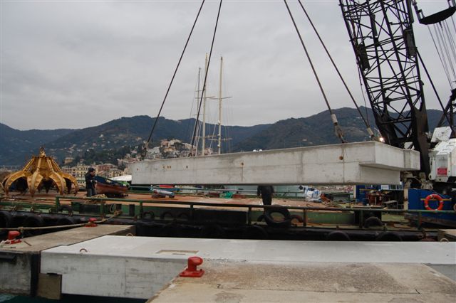 Il grande pontone ha fatto rientro nel porto Carlo Riva di Rapallo