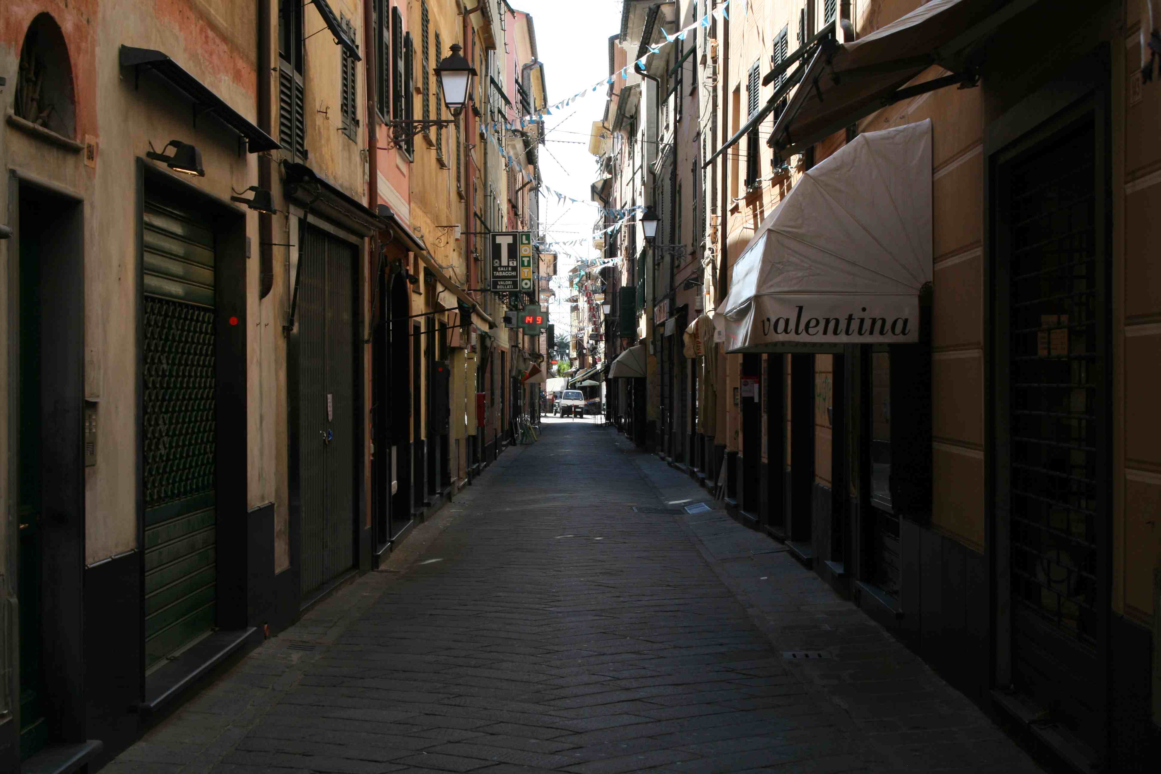 Niente rifiuti per strada in via Roma