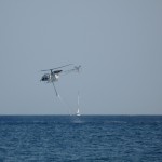 L'elicottero si rifornisce in mare per spegnere il rogo