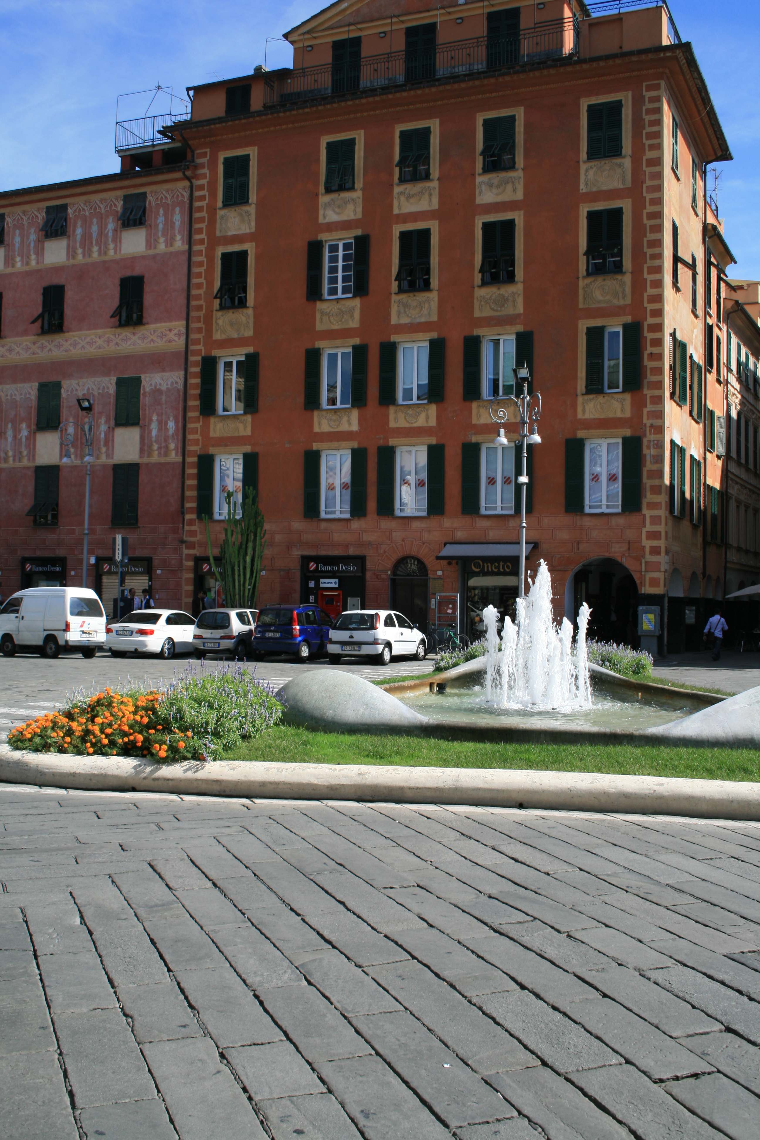 Cade intonaco in Piazza Matteotti, intervento dei vigili del fuoco a Chiavari