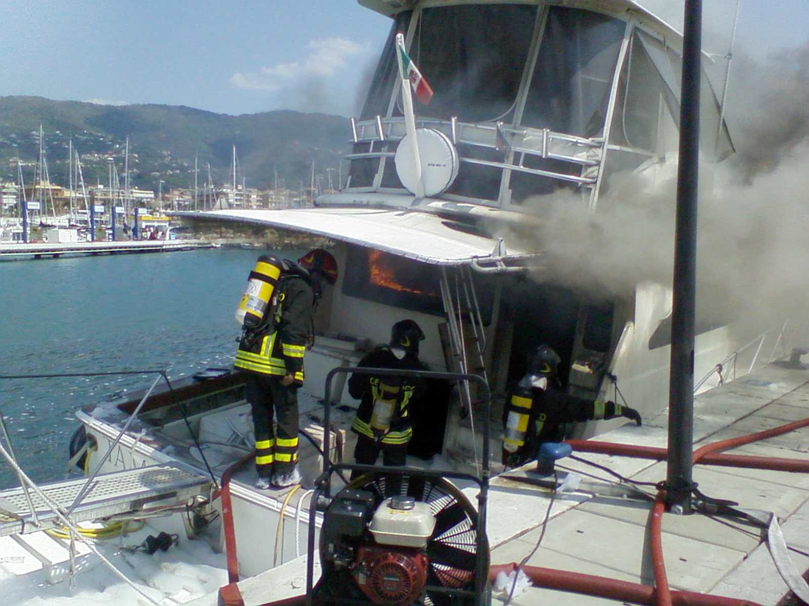 Yacht in fiamme nel porto di Lavagna: paura e danni, ma nessun ferito