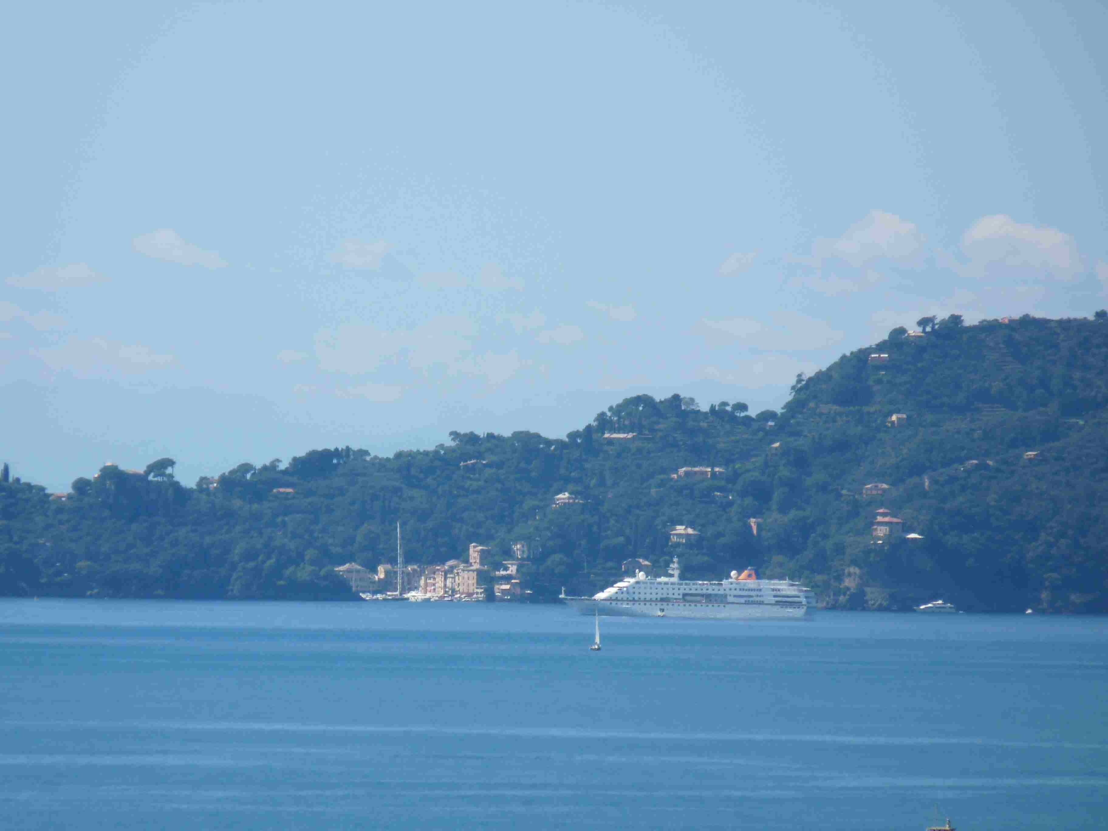 Una nave da crociera al largo di Portofino