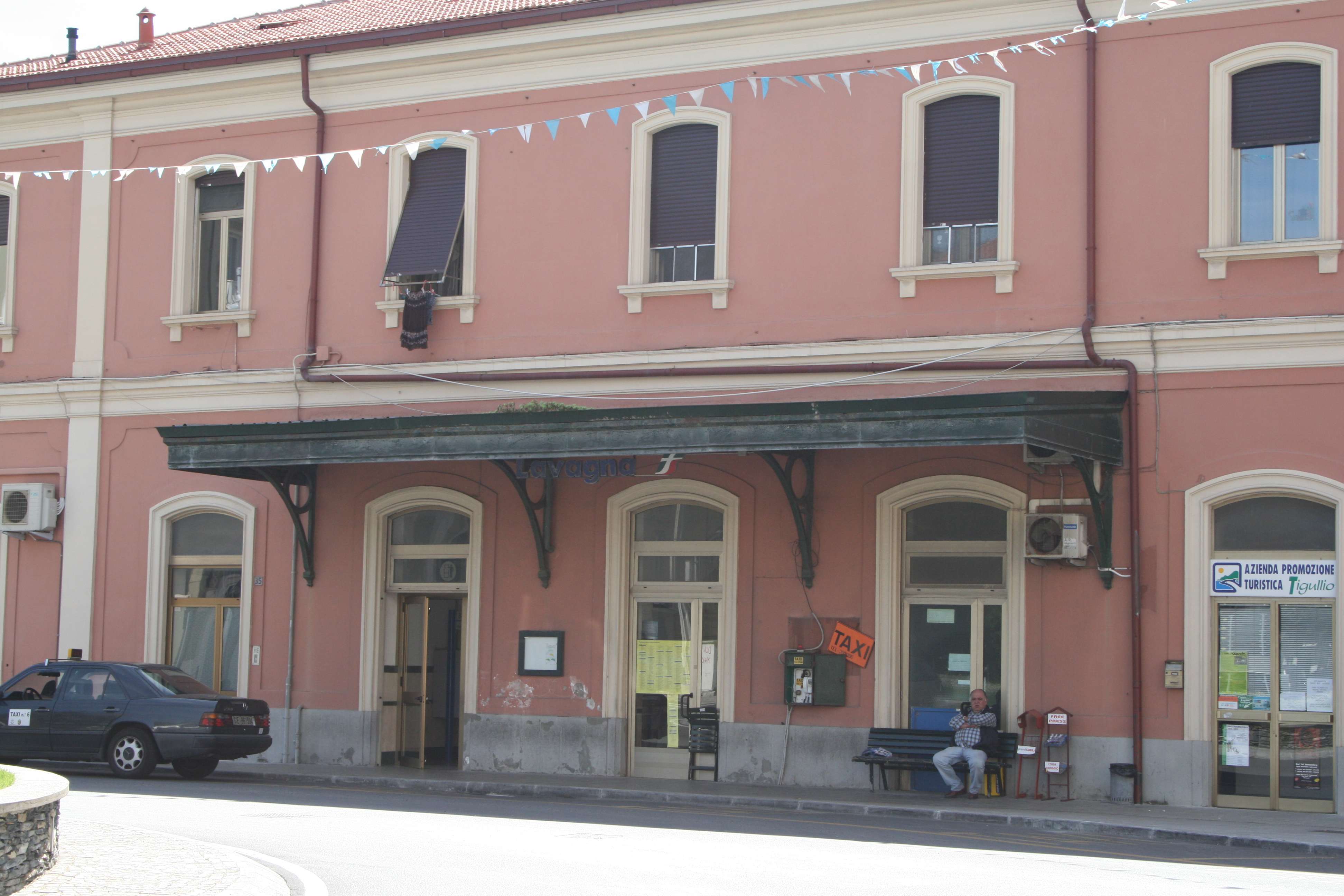 Silenzio in stazione oggi a mezzogiorno per 1