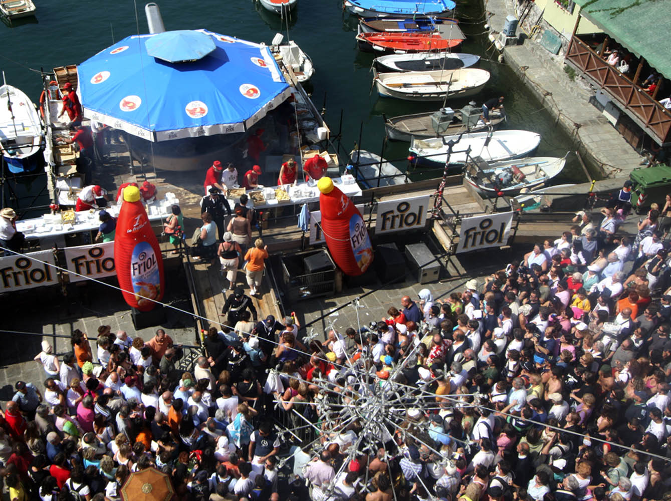 3.500 porzioni di pesce a Camogli, poi tutti in coda in autostrada