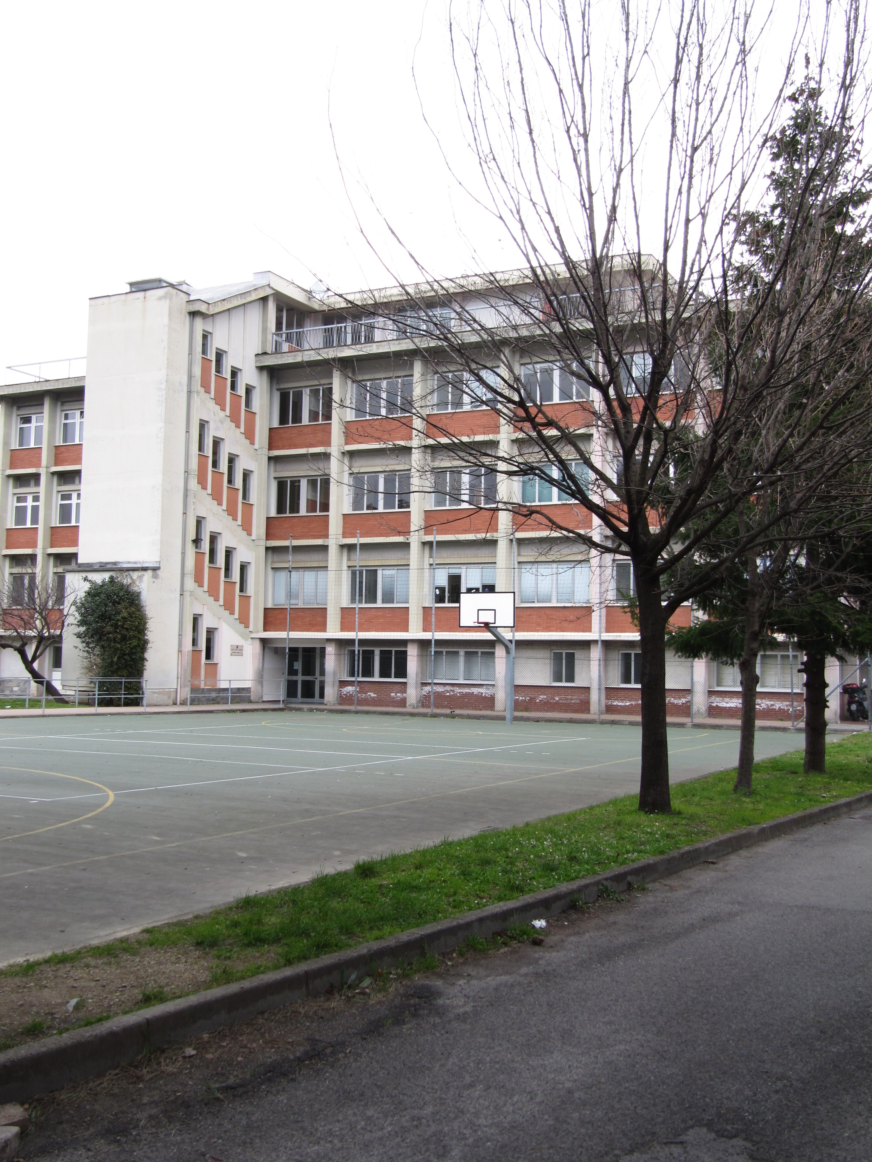 La scuola media Descalzo, in via Val Di Canepa 