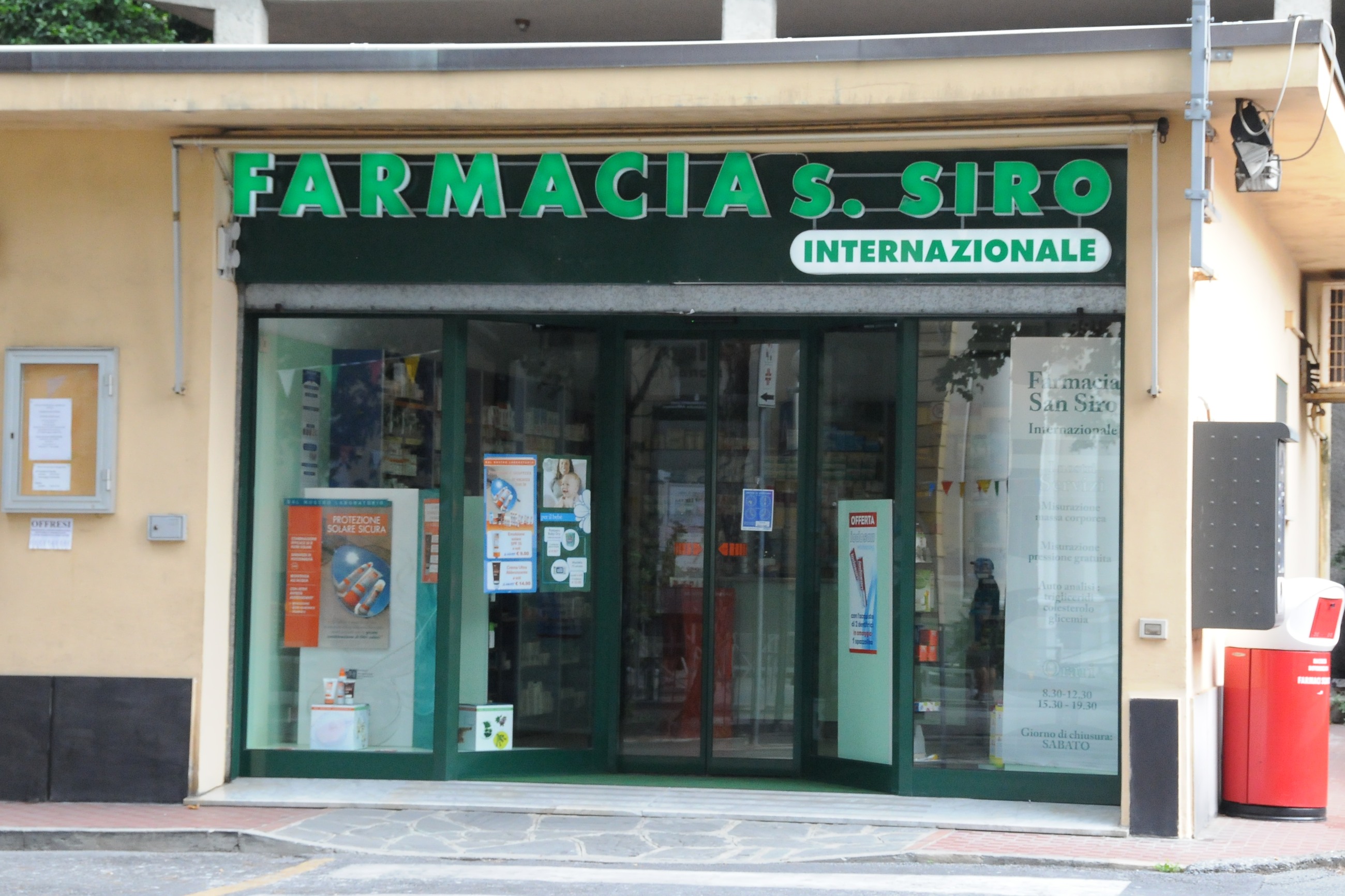 Gente per Santa raccoglie firme per la vendita della farmacia Gente per Santa raccoglie firme per la vendita della farmacia