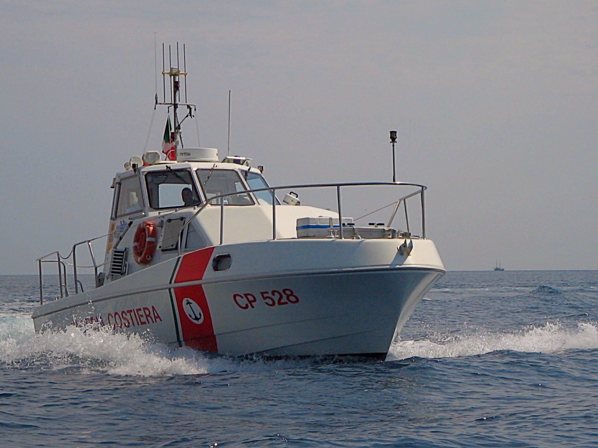 Mare agitato, bagnanti in difficoltà e un naufragio