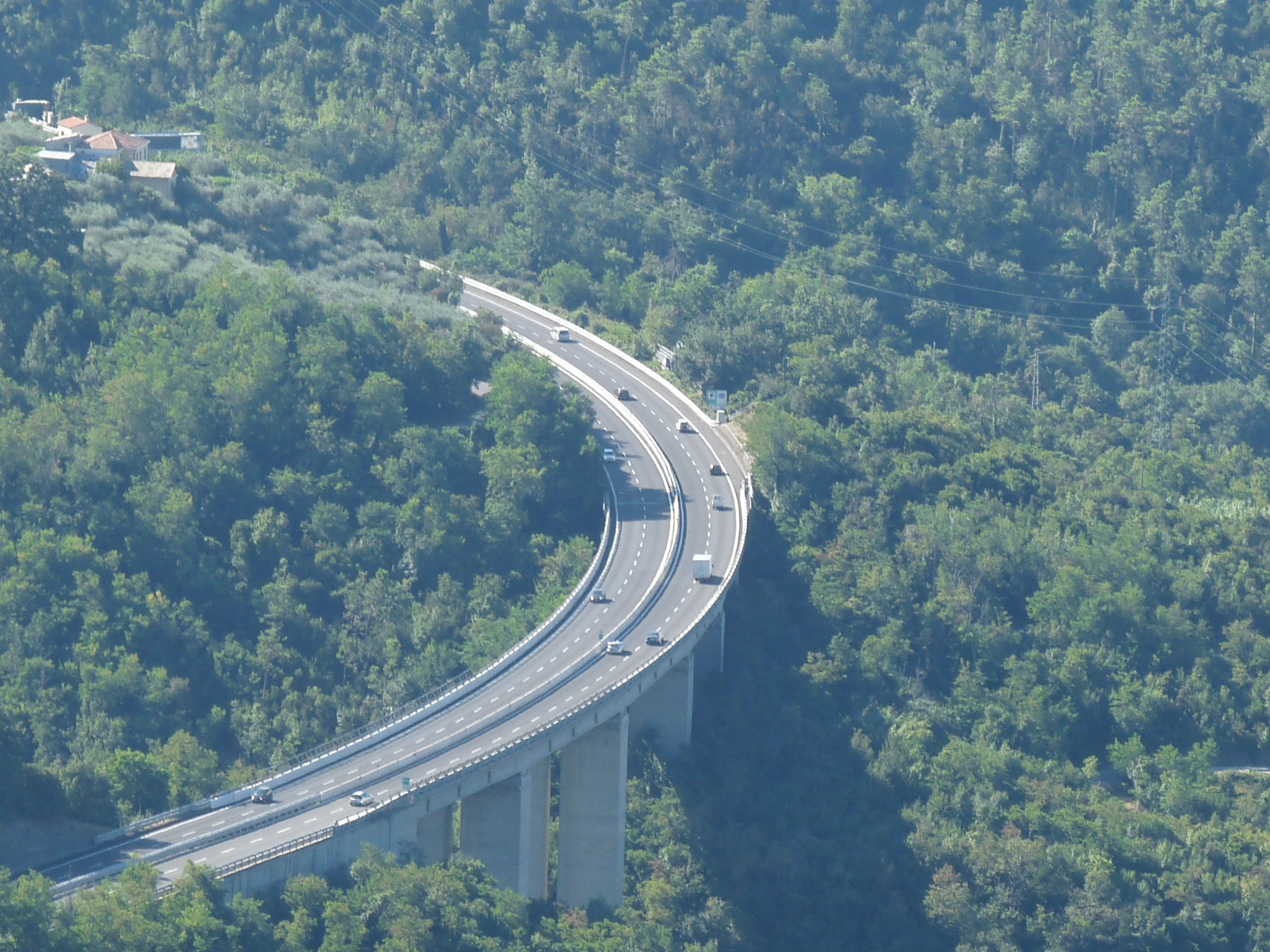 Materiali dispersi, incidente per ben tredici veicoli