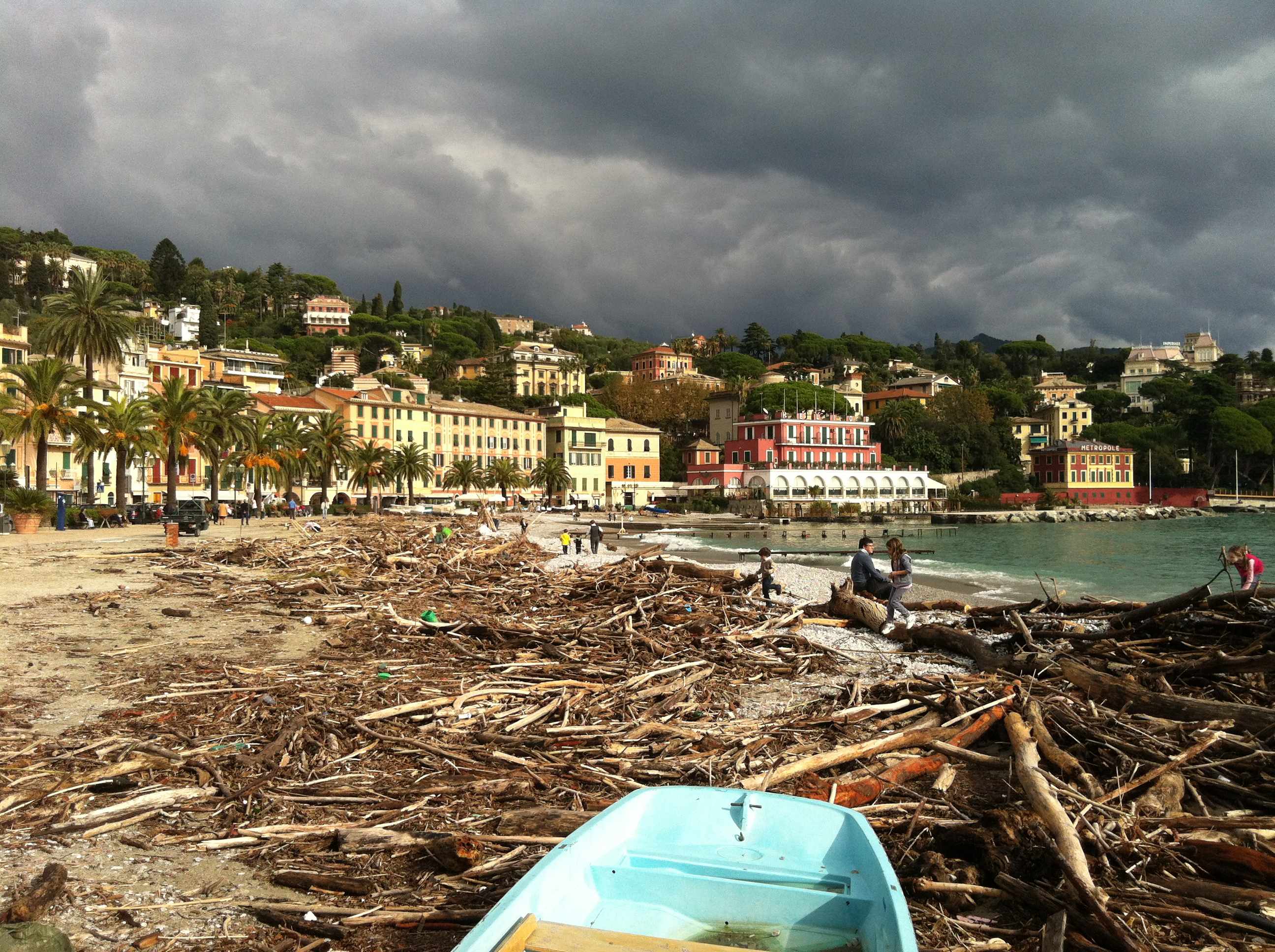 Solo legname sulla spiaggia di Ghiaia, il Comune chiede aiuto ai cittadini Solo legname sulla spiaggia di Ghiaia, il Comune chiede aiuto ai cittadini