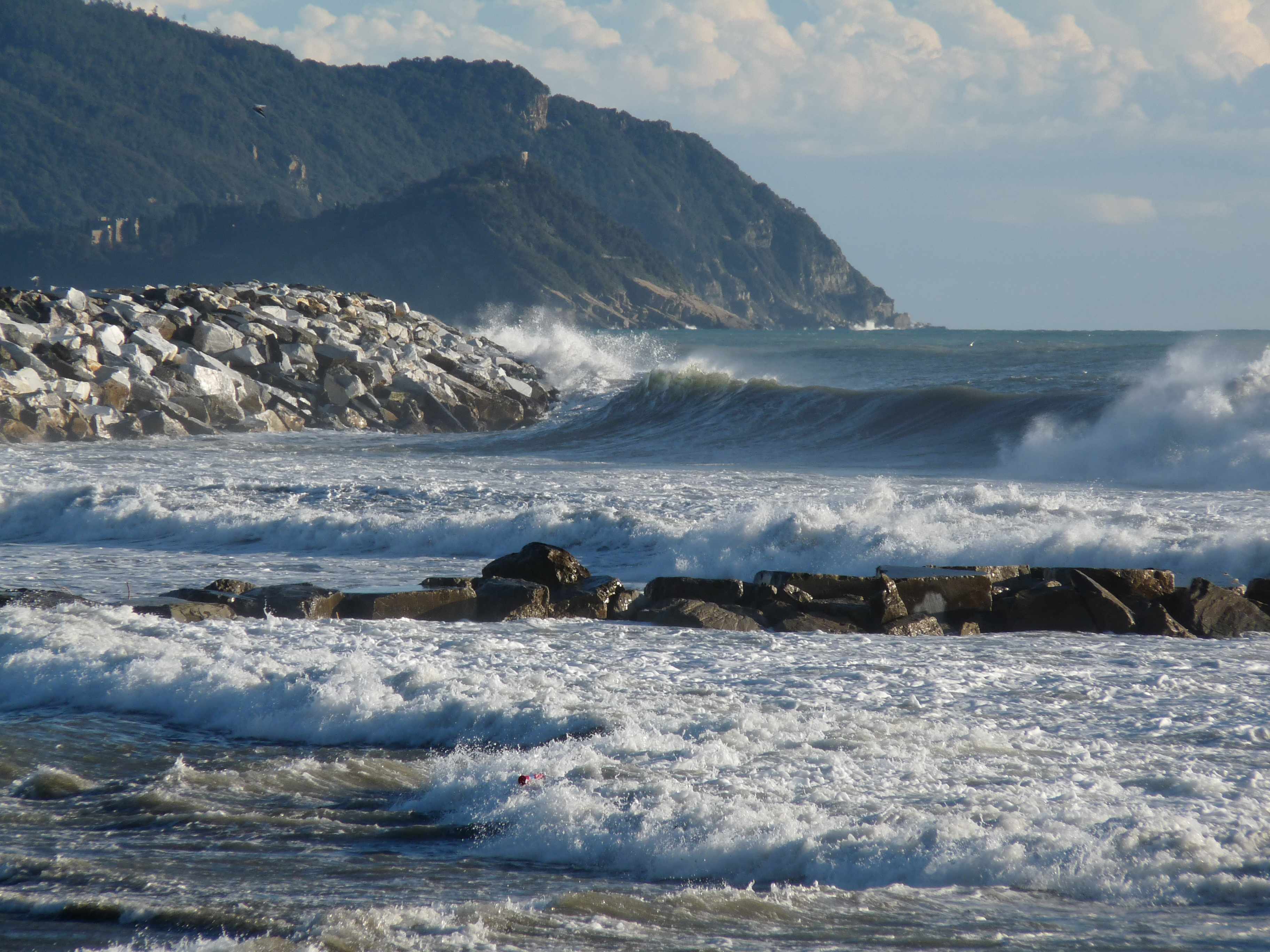 Pericolo mareggiata: a Lavagna chiusa tutta la passeggiata a mare Pericolo mareggiata: a Lavagna chiusa tutta la passeggiata a mare