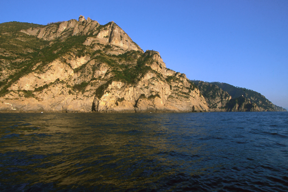 Area marina, la polizia provinciale salva un sub e scopre una rete abusiva