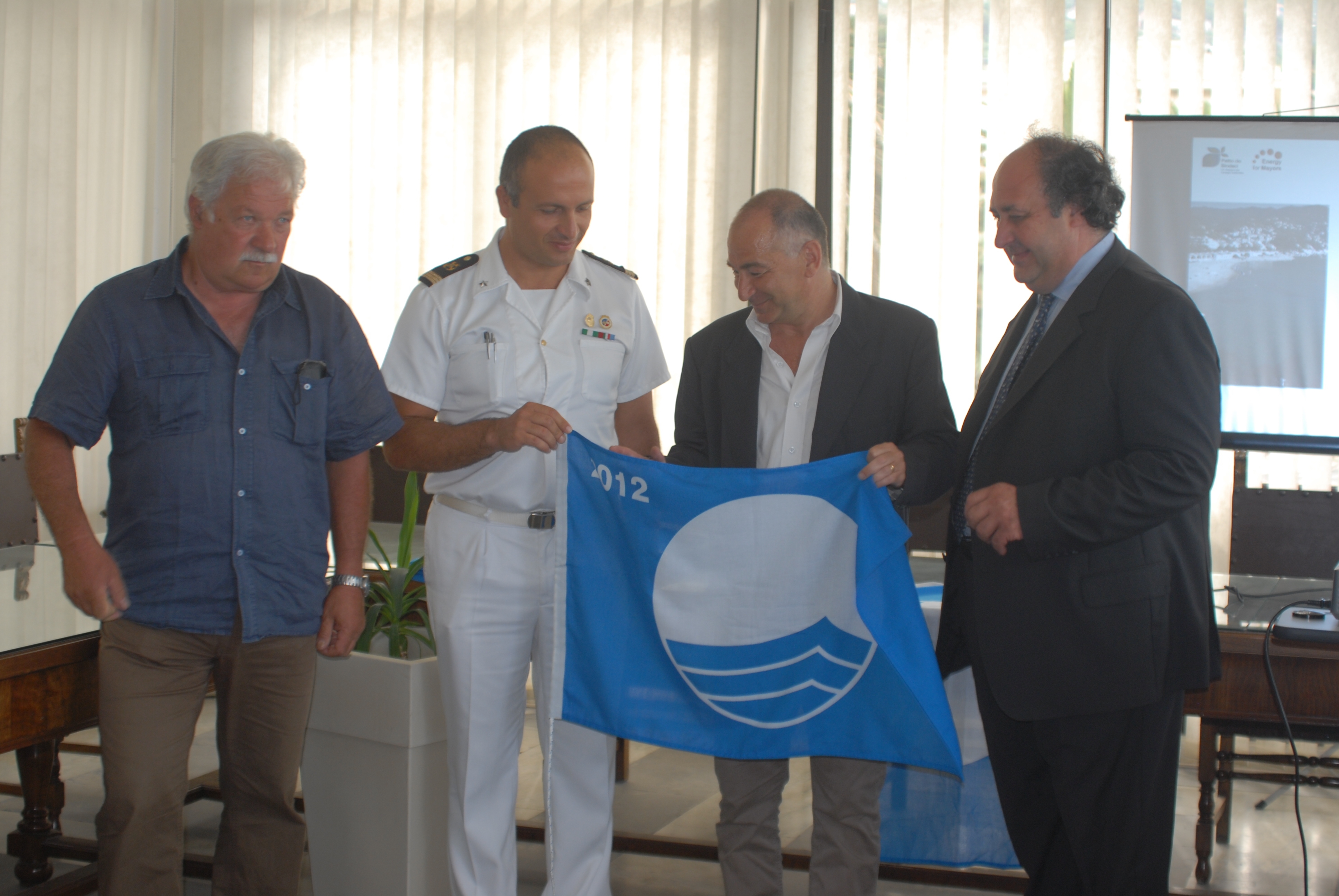 Moneglia consegna la Bandiera blu 2012 agli operatori balneari