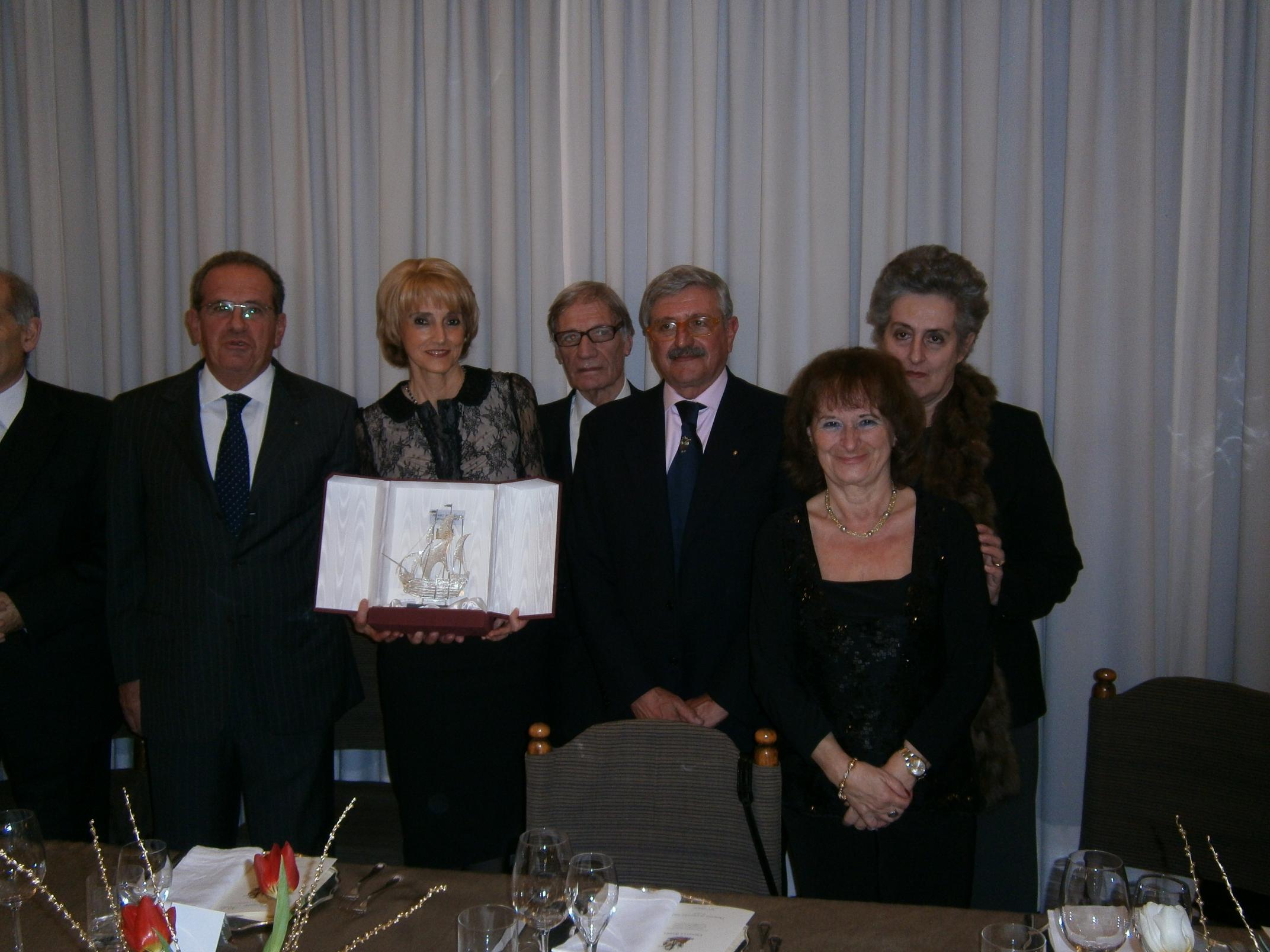 Consegnato ad Ornella Barra il Premio Polis “Impegno e Solidarietà” Consegnato ad Ornella Barra il Premio Polis “Impegno e Solidarietà”