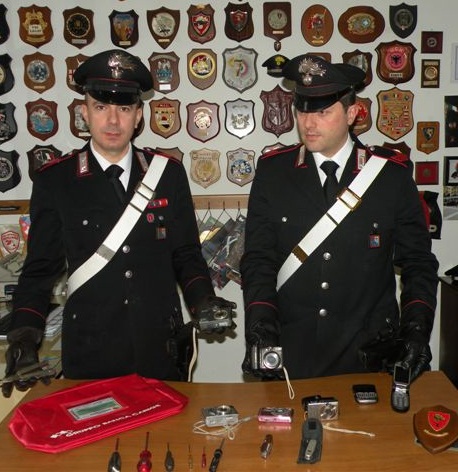 Fermato ladro di apparecchi elettronici e carte di identità Fermato ladro di apparecchi elettronici e carte di identità