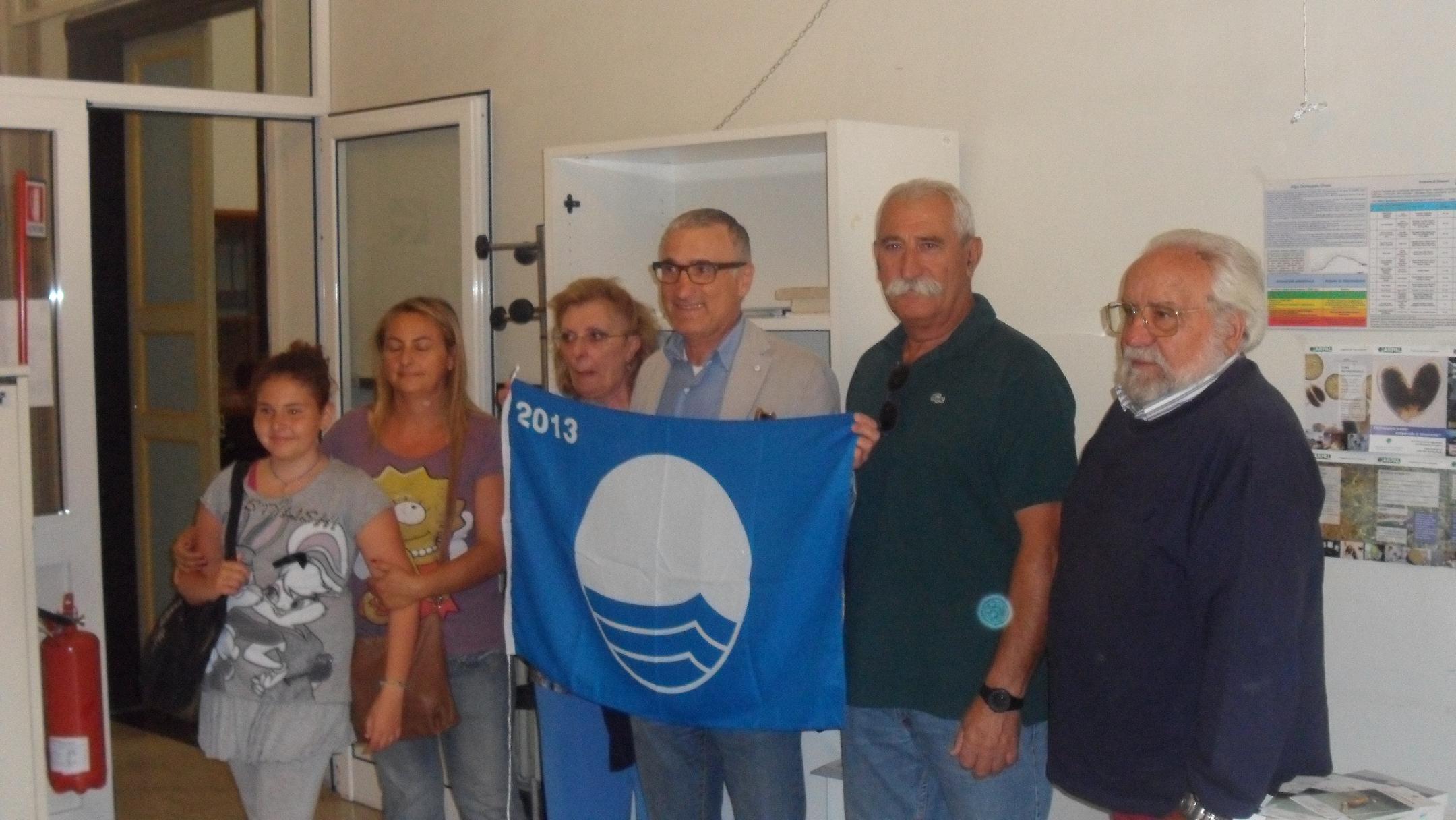 Chiavari: consegnate agli operatori balneari le bandiere blu