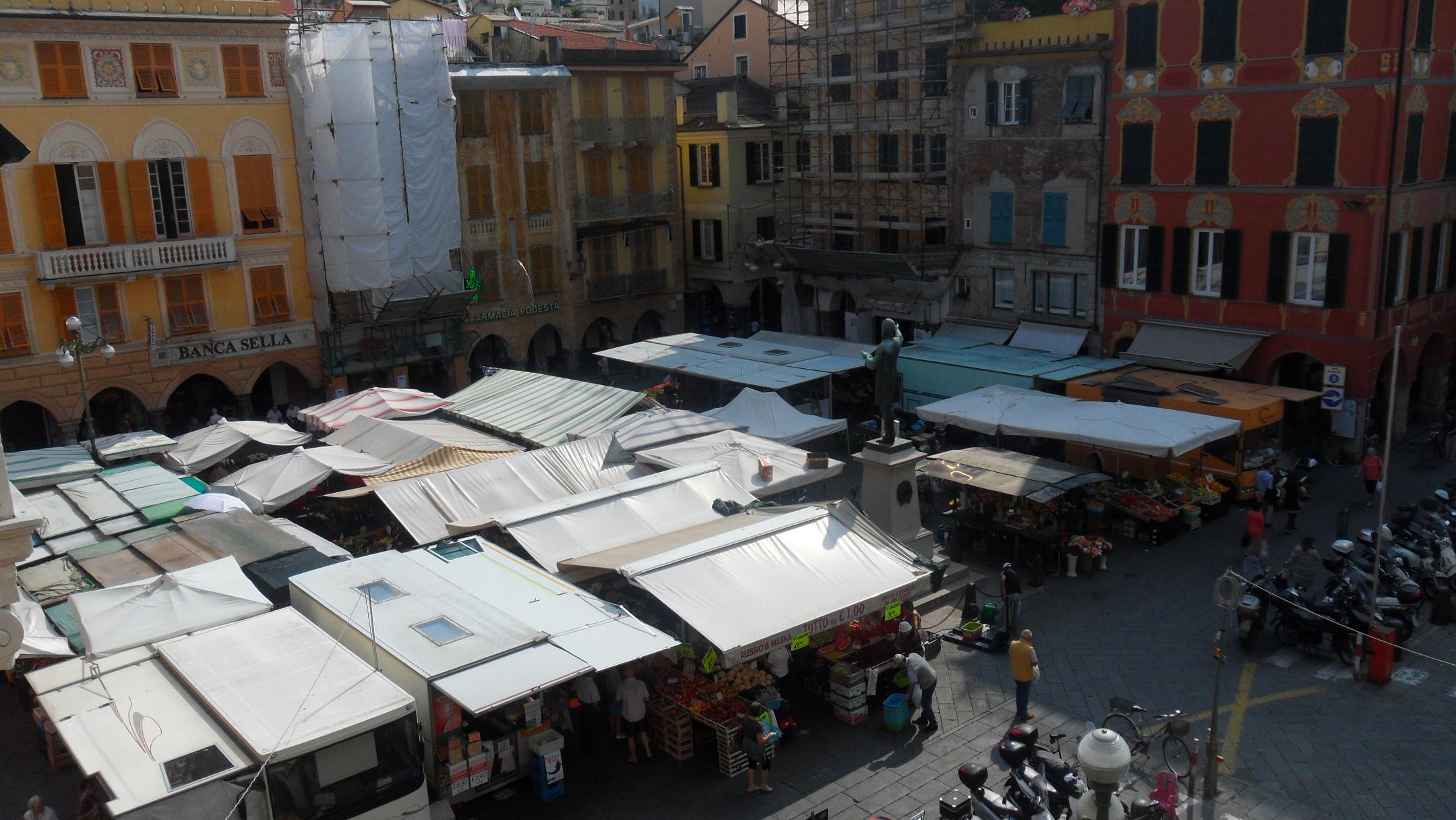 Il mercato ortofrutticolo di piazza Mazzini