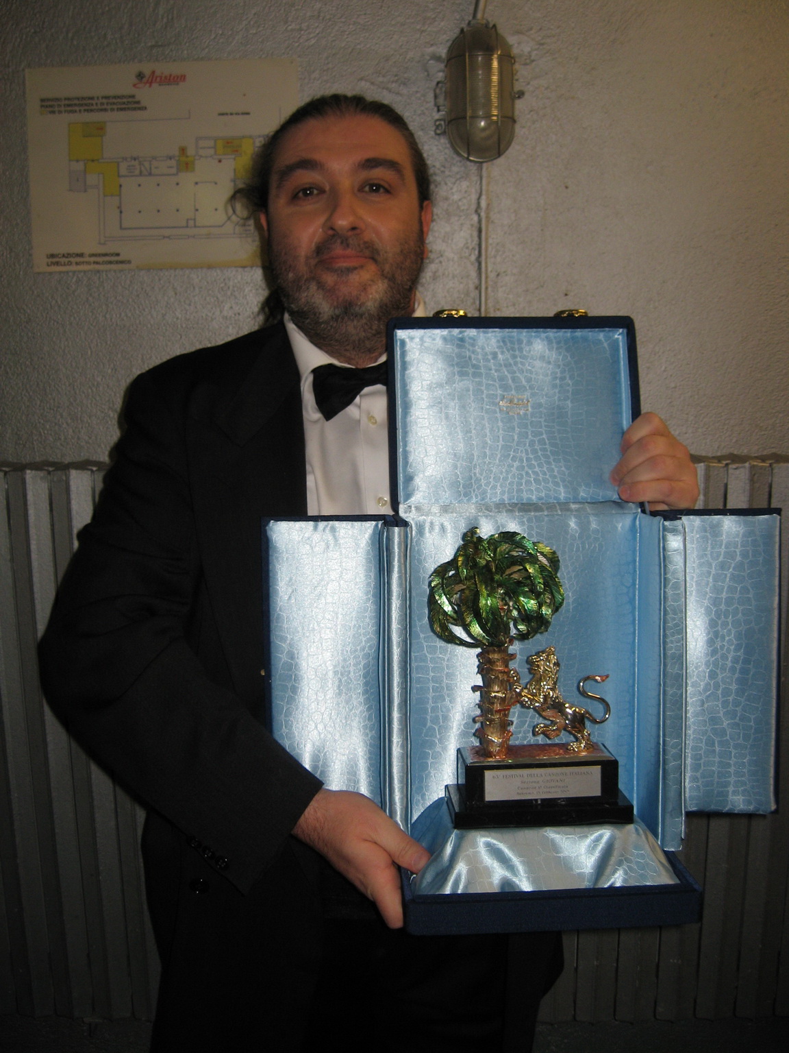 Massimo Morini premiato a Sanremo dopo la vittoria al Festival 2013