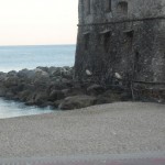 La spiaggia libera sotto all'antico Castello di Rapallo