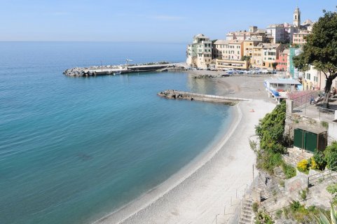 La spiaggia e il borgo di Bogliasco