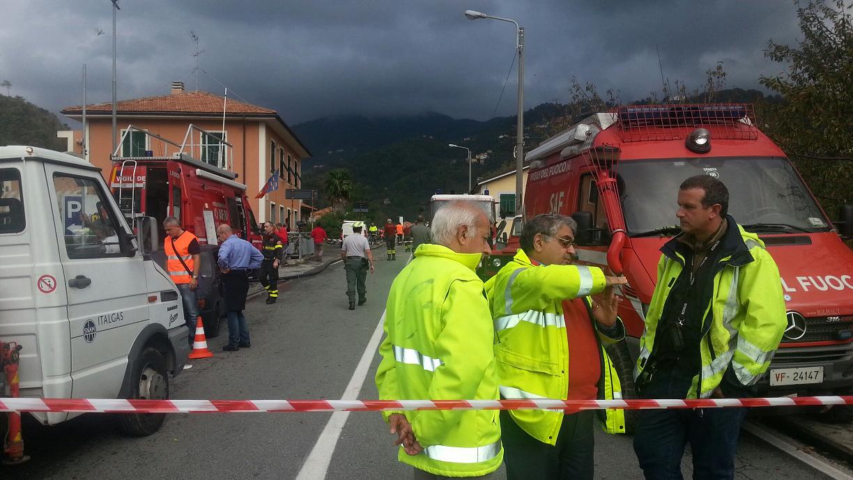 Mattinata di lunghe code a Carasco attorno al ponte caduto