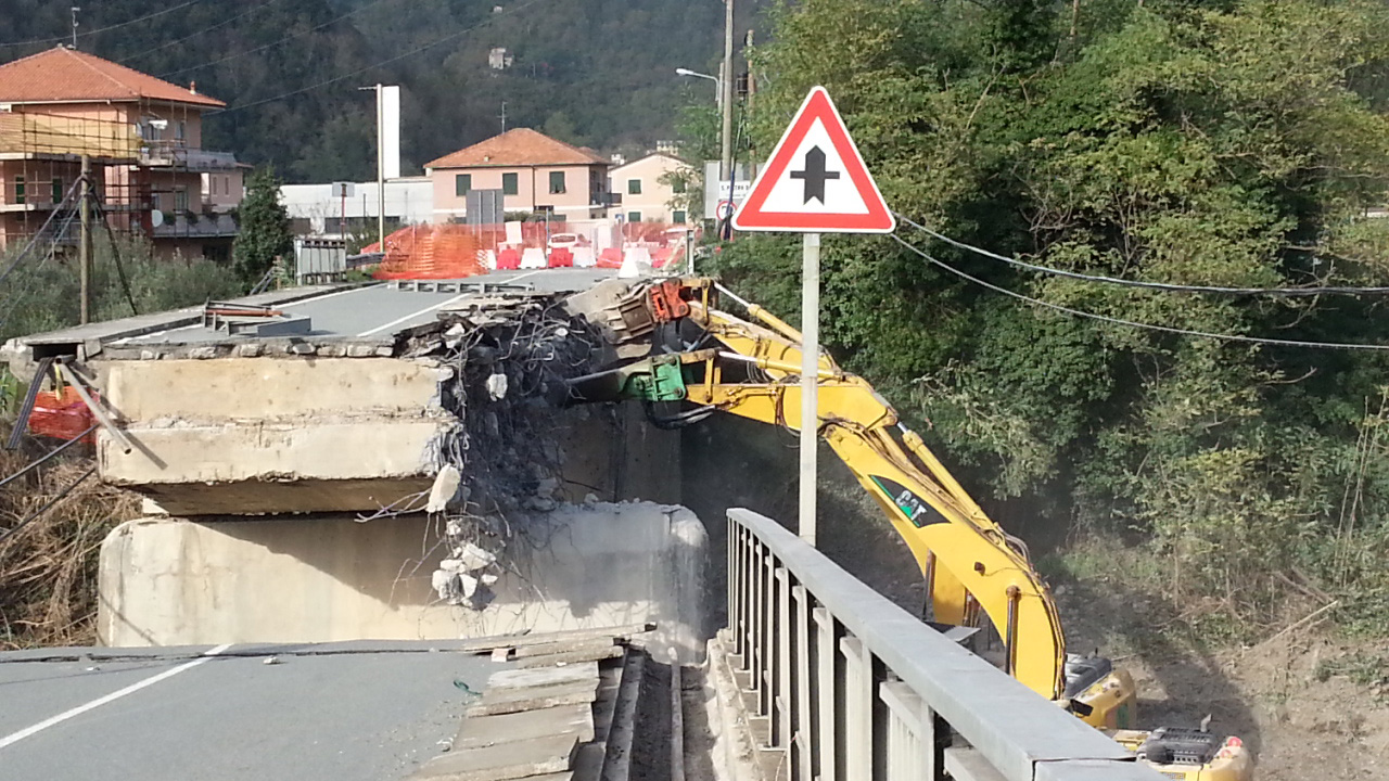 Proseguono a pieno ritmo i lavori di demolizione del ponte di Carasco Proseguono a pieno ritmo i lavori di demolizione del ponte di Carasco
