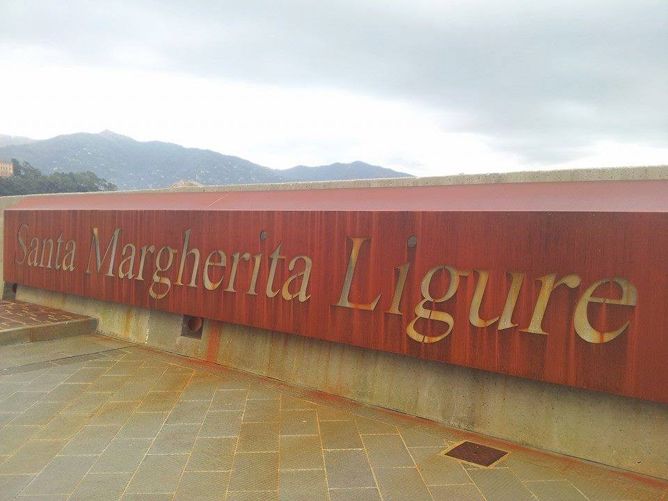 La scritta apparsa in porto a Santa Margherita
