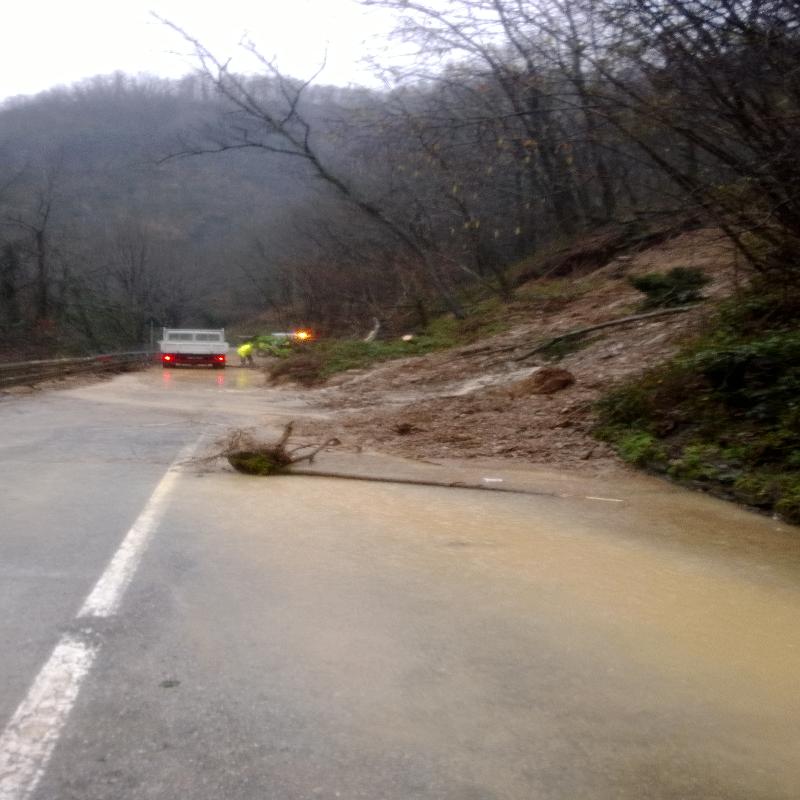 La strada era stata invasa da una frana