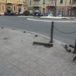 I paletti in ferro divelti in Piazza Cavour 