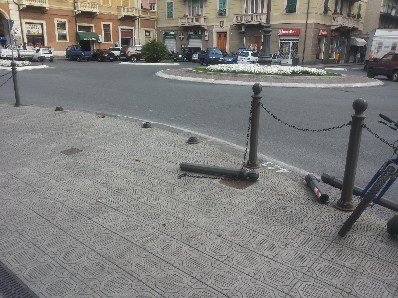 I paletti in ferro divelti in Piazza Cavour 