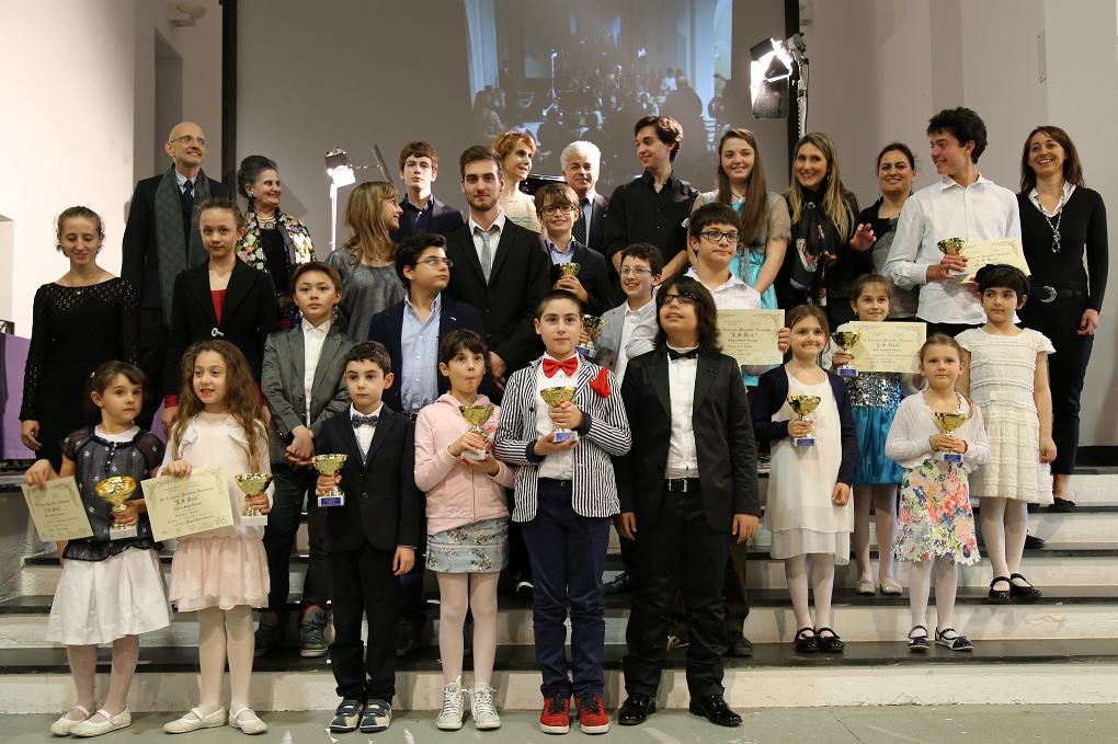 foto di gruppo per i vincitori del premio Bach