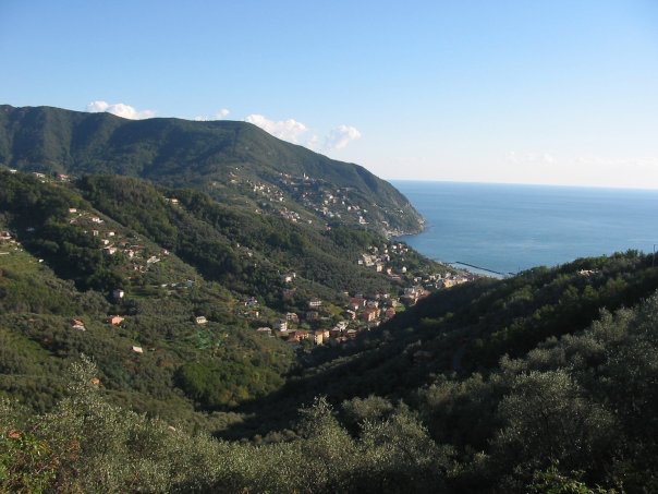 Sulle alture del borgo fuoco nella cucina di un albergo