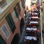 I tavoli dislocati lungo via Raggio ieri a pranzo