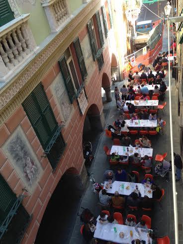 I tavoli dislocati lungo via Raggio ieri a pranzo