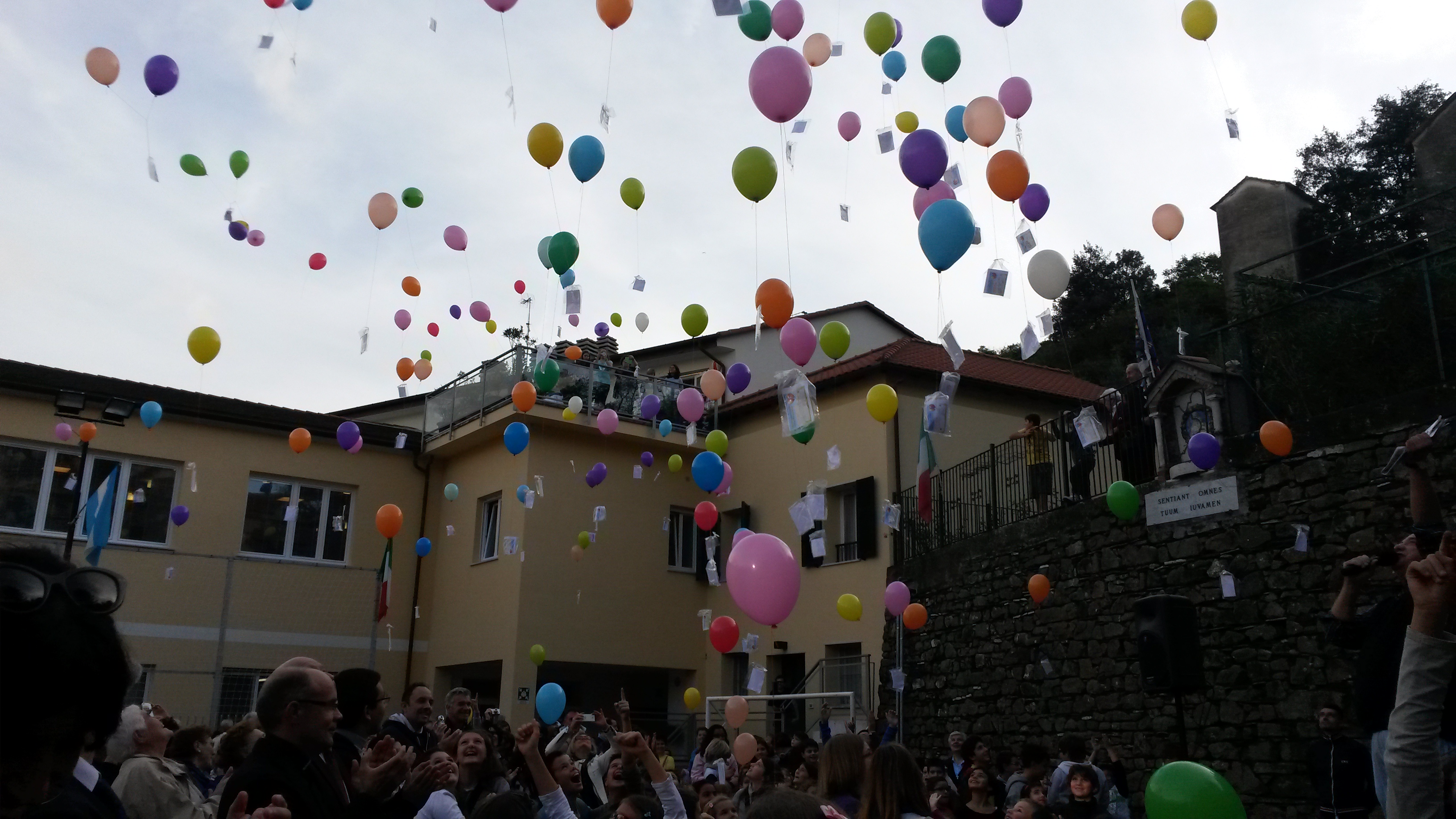 Consapevolezza dell’autismo: palloncini azzurri a Santa Margherita