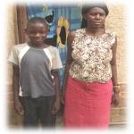 Antoine, ragazzino rwandese, con la madre