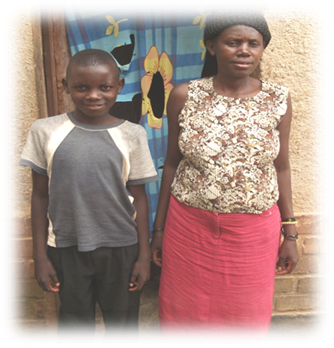 Antoine, ragazzino rwandese, con la madre