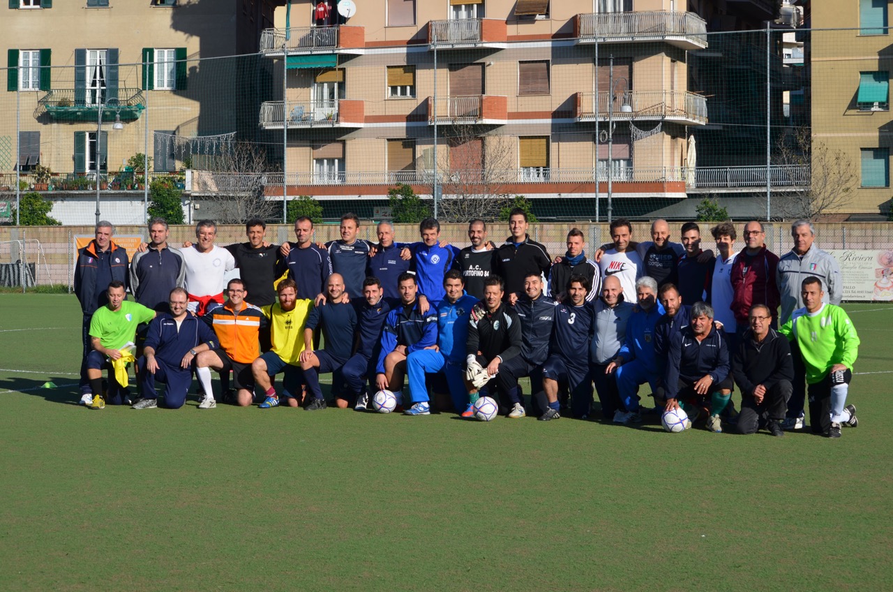 Gli iscritti radunati sul campo Macera per l