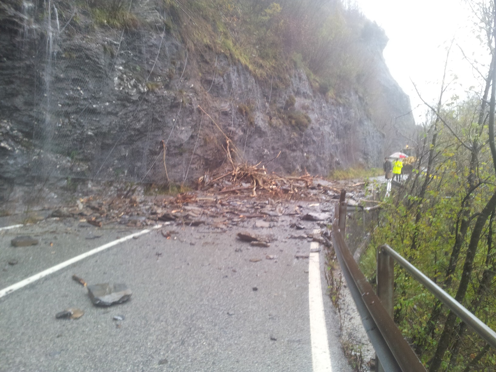 La frana che ha colpito ieri la sp della Scoglina