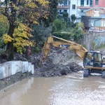 Ruspa al lavoro per ricostruire l'argine