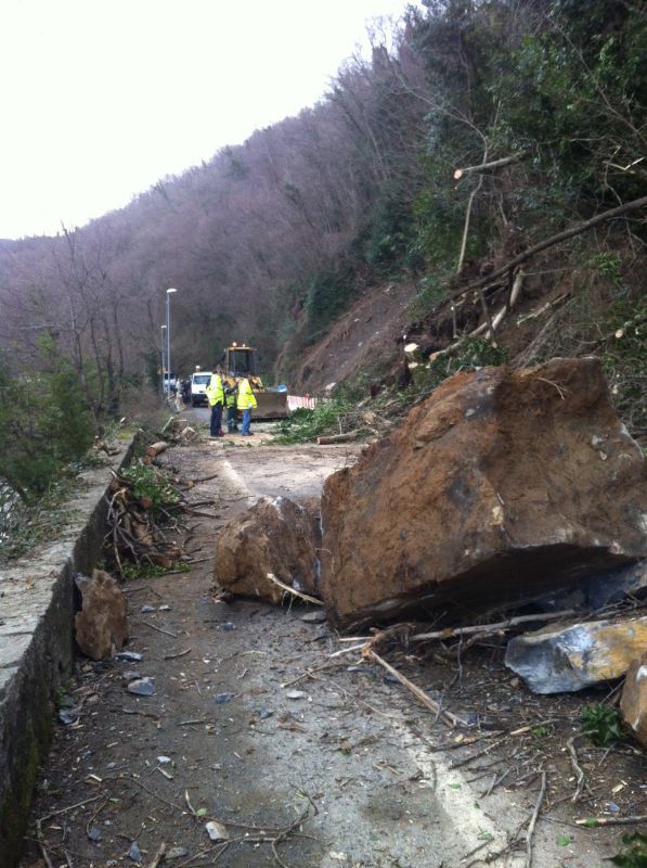 I massi crollati ieri a Santa Maria di Sturla