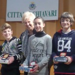 La dirigente, Carla Lesino, con i premiati della media