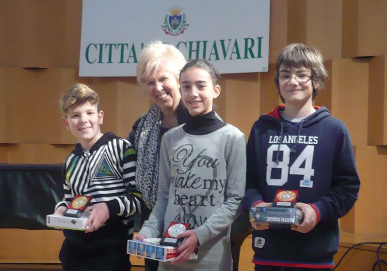 La dirigente, Carla Lesino, con i premiati della media