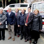 Foto di gruppo con il nuovo pulmino di Auser