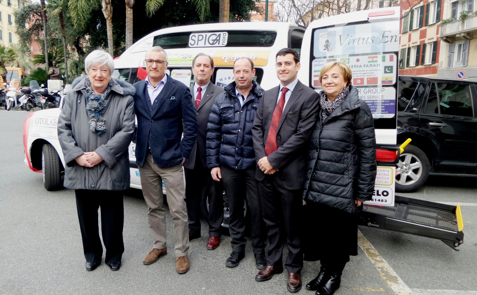 Foto di gruppo con il nuovo pulmino di Auser